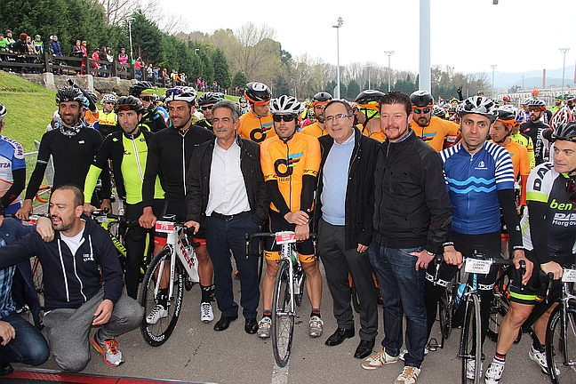  Más de 800 ciclistas participan en el I Desafío Óscar Freire