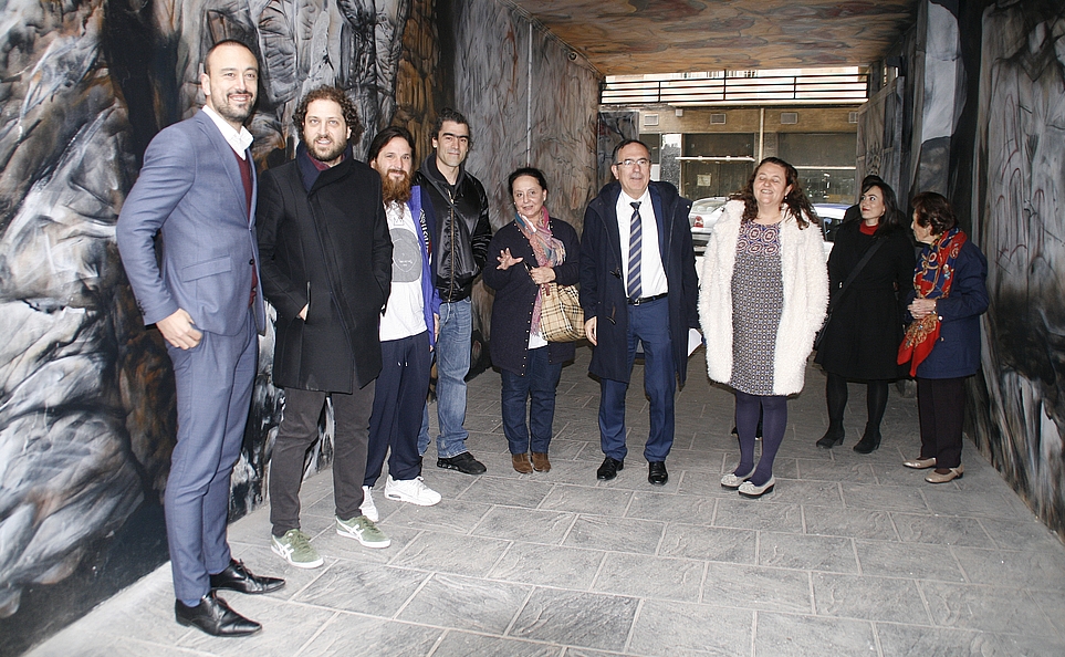  Cruz Viadero y López Estrada visitan la entrada a la Plaza Chanete en La Inmobiliaria, decorada con espectaculares grafitis