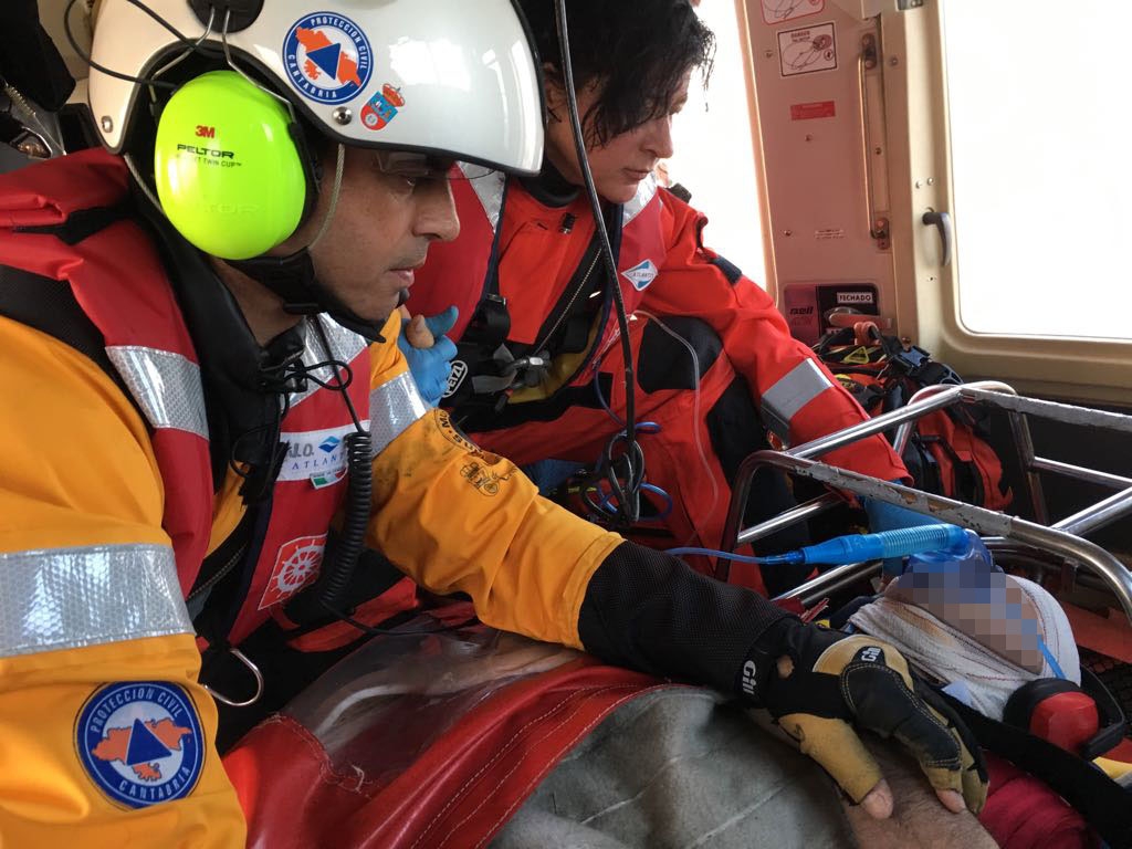 Rescatado un pescador caído en un acantilado de Suances