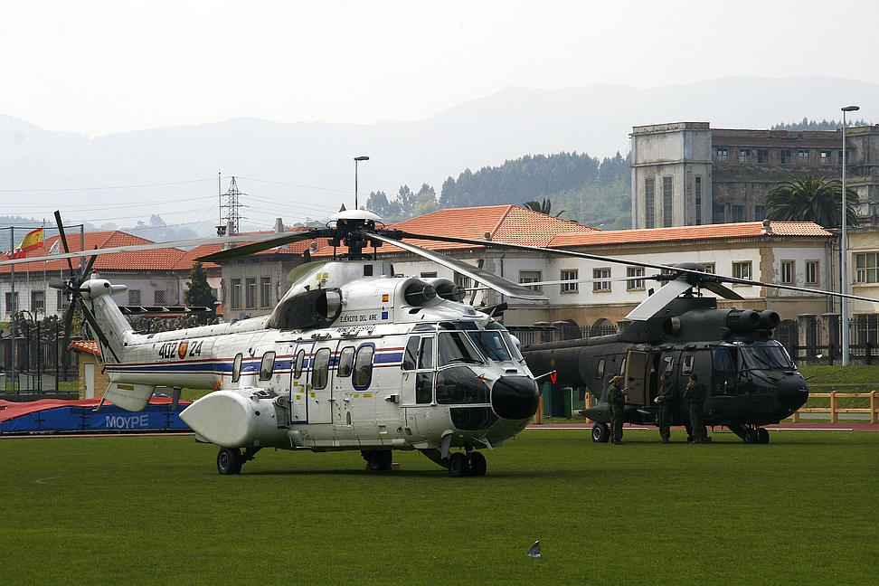Dos helicópteros en las pistas de Sniace. Torrelavega, 6 de abril de 2017 (C) ESTORRELAVEGA - David Laguillo