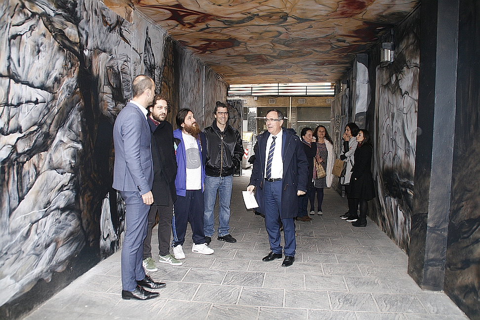 El Alcalde de Torrelavega, José Manuel Cruz Viadero, y el primer Teniente de Alcalde Javier López Estrada visitaron el 20 de marzo la nueva y espectacular entrada a la Plaza Chanete, convertida en una cueva rupestre del paleolítico.