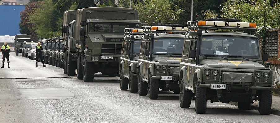  Revilla visita el Puesto de Mando Operativo de la Unidad Militar de Emergencias, ubicado en Torrelavega