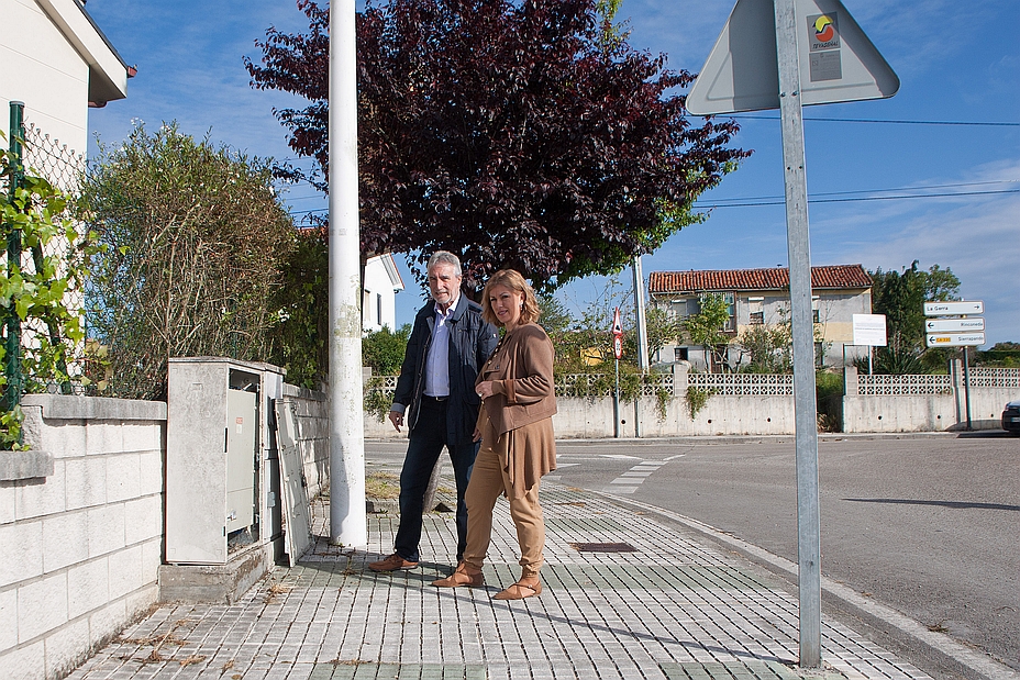 La alcaldesa, Rosa Díaz Fernández, y el concejal de Hacienda, Avelino Rodríguez Muriedas, durante la visita a uno de los equipos eléctricos que serán remodelados