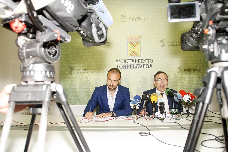 Javier López Estrada y José Manuel Cruz Viadero comparecen en rueda de prensa -Torrelavega está «en la senda de la recuperación» - (C) Foto: David Laguillo / ESTORRELAVEGA.COM