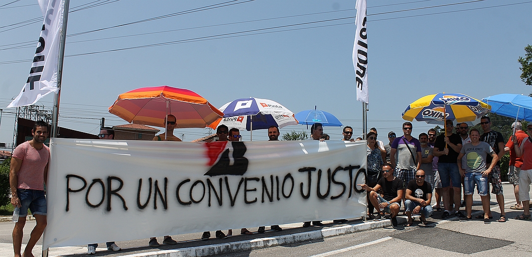  Trabajadores de Bridgestone protestan por el bloqueo de las negociaciones del convenio colectivo