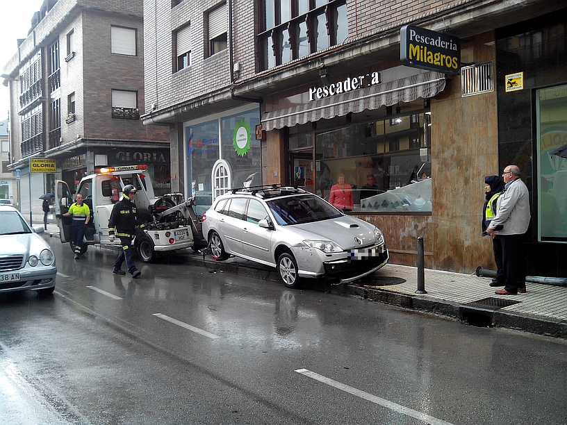 Un coche se empotra en la acera de la calle Augusto González Linares