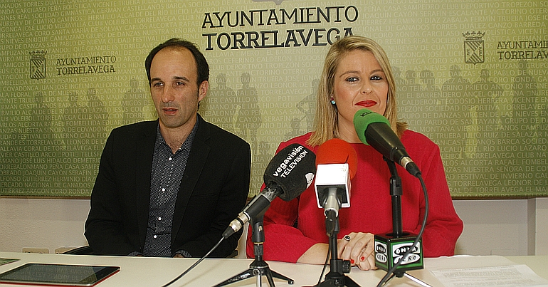Cristina García Viñas y el Director de la Sociedad Regional de Cultura y Deporte, Ángel López