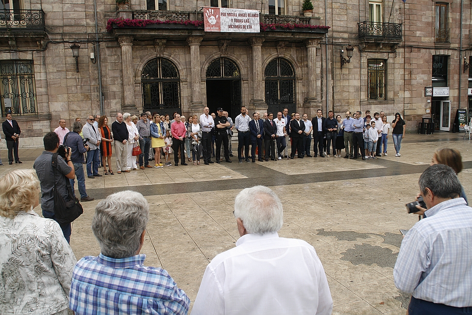 Torrelavega guarda un minuto de silencio en recuerdo a Miguel Ángel Blanco y todas las víctimas del terrorismo