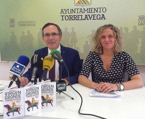 Manuel Egusquiza, director de la Coral de Torrelavega, pregonero de las Fiestas de la Virgen Grande 2017 - En la imagen José Manuel Cruz Viadero y Patricia Portilla