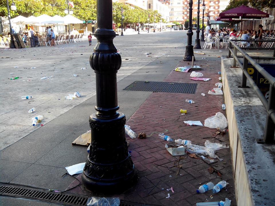 Así estuvo el Bulevar Demetrio Herrero durante todo el día 21 de agosto, tras la retirada del templete de las fiestas - EQUO denuncia "falta de eficacia" del Ayuntamiento en la gestión de la limpieza