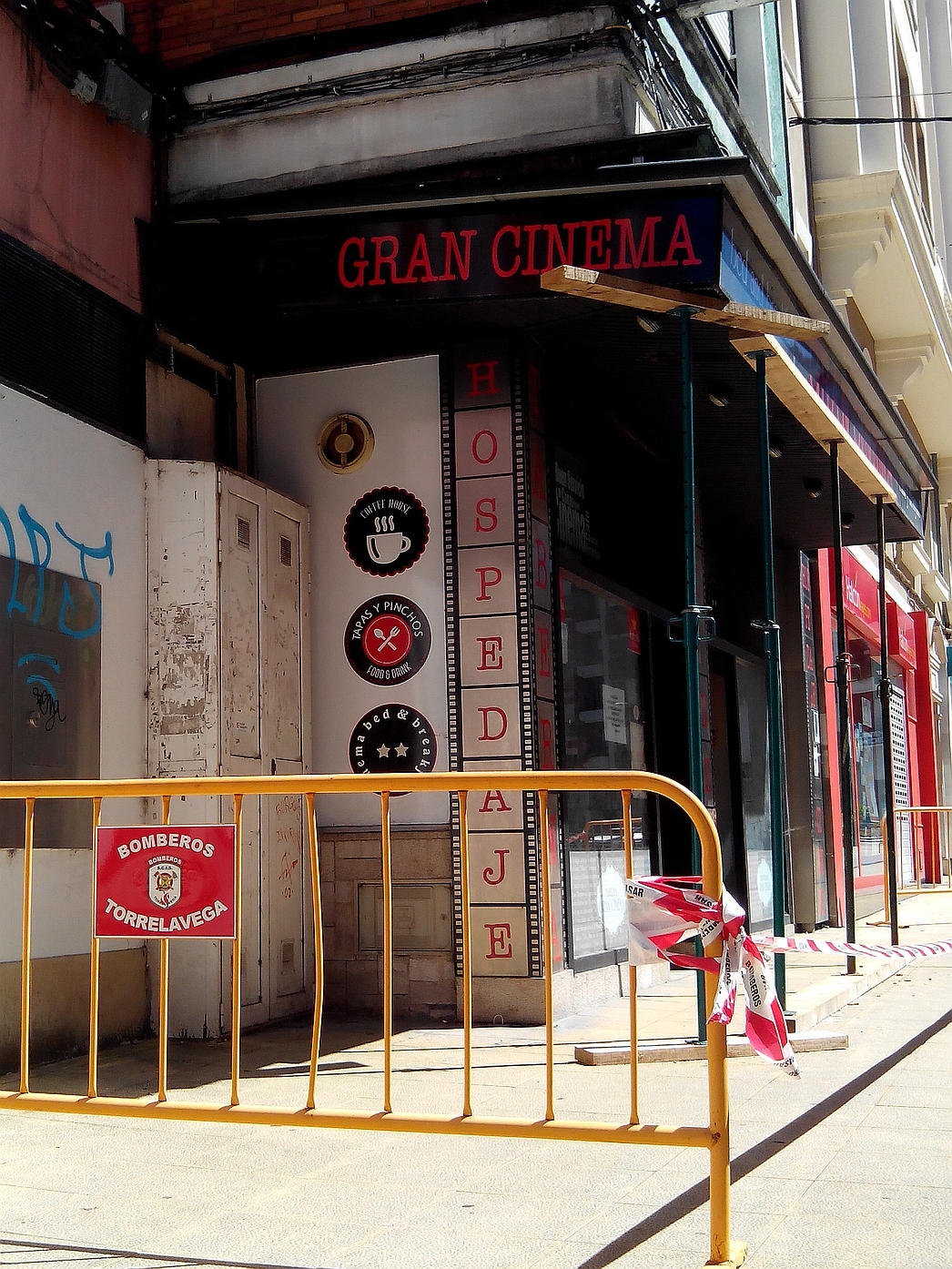 Los bomberos acordonan el exterior del hospedaje Gran Cinema