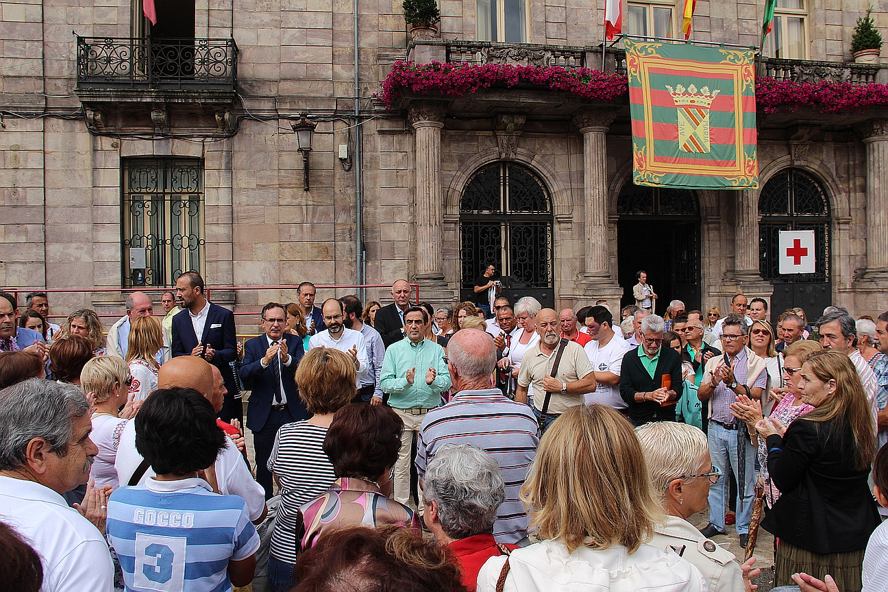  Cientos de personas muestran en Torrelavega su repulsa al brutal atentado terrorista en Barcelona