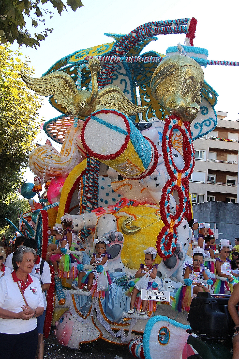 Miles de personas asisten a la Gala Floral de Torrelavega - La carroza ‘Ternura’, de los castreños Francis 2, se ha llevado el primer premio
