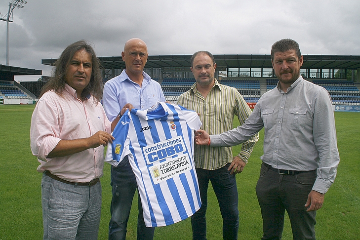 Sánchez destaca el “bien para el deporte de la ciudad” tras la firma de un convenio entre el equipo Construcciones Cobo y la Real Sociedad Gimnástica