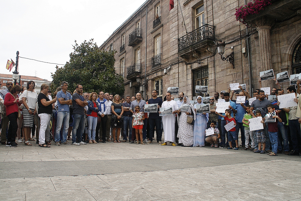  Un centenar de personas se suma a la concentración convocada por la comunidad musulmana en repulsa de los atentados de Barcelona