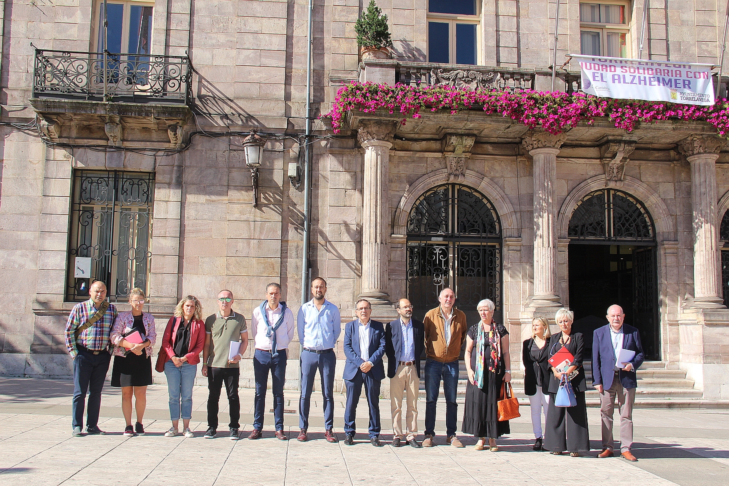 Alcalde y concejales guardan un minuto de silencio por la nueva víctima de violencia machista en Cartagena