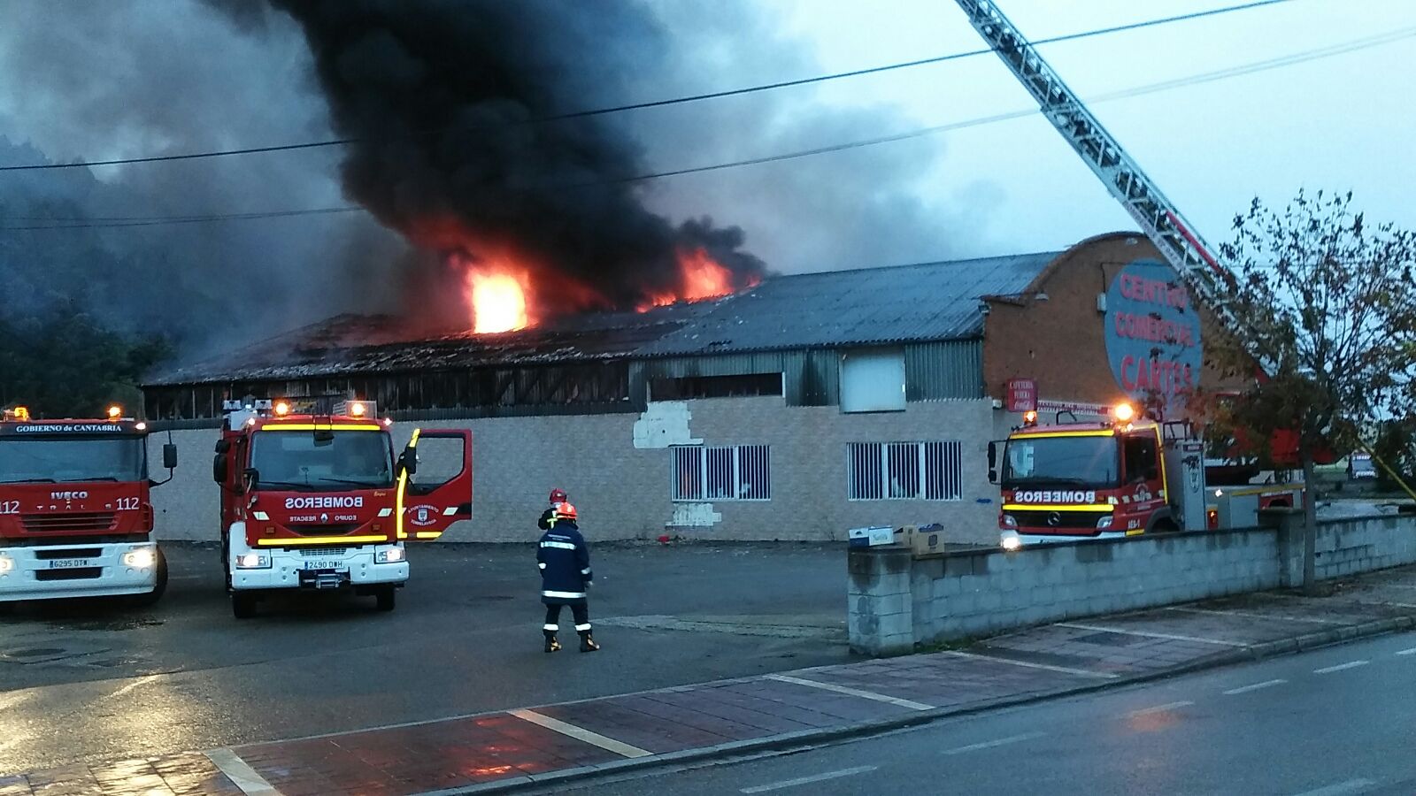  Extinguido el incendio de un bazar chino en Santiago de Cartes