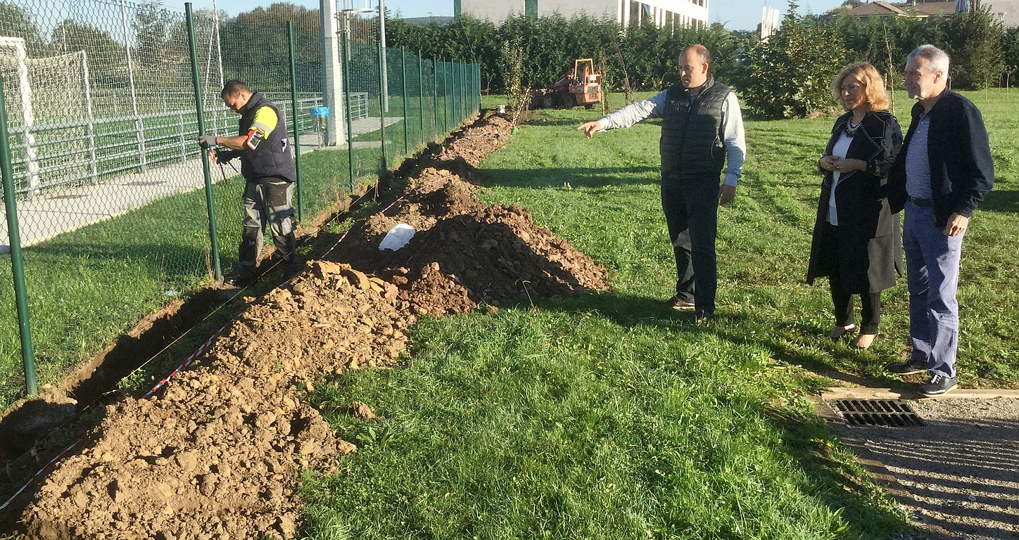 La alcaldesa de Polanco, Rosa Díaz Fernández, y el concejal de Deportes, Avelino Rodríguez Muriedas, en una visita a los trabajos de renovación de la valla de seguridad del campo de Rinconeda