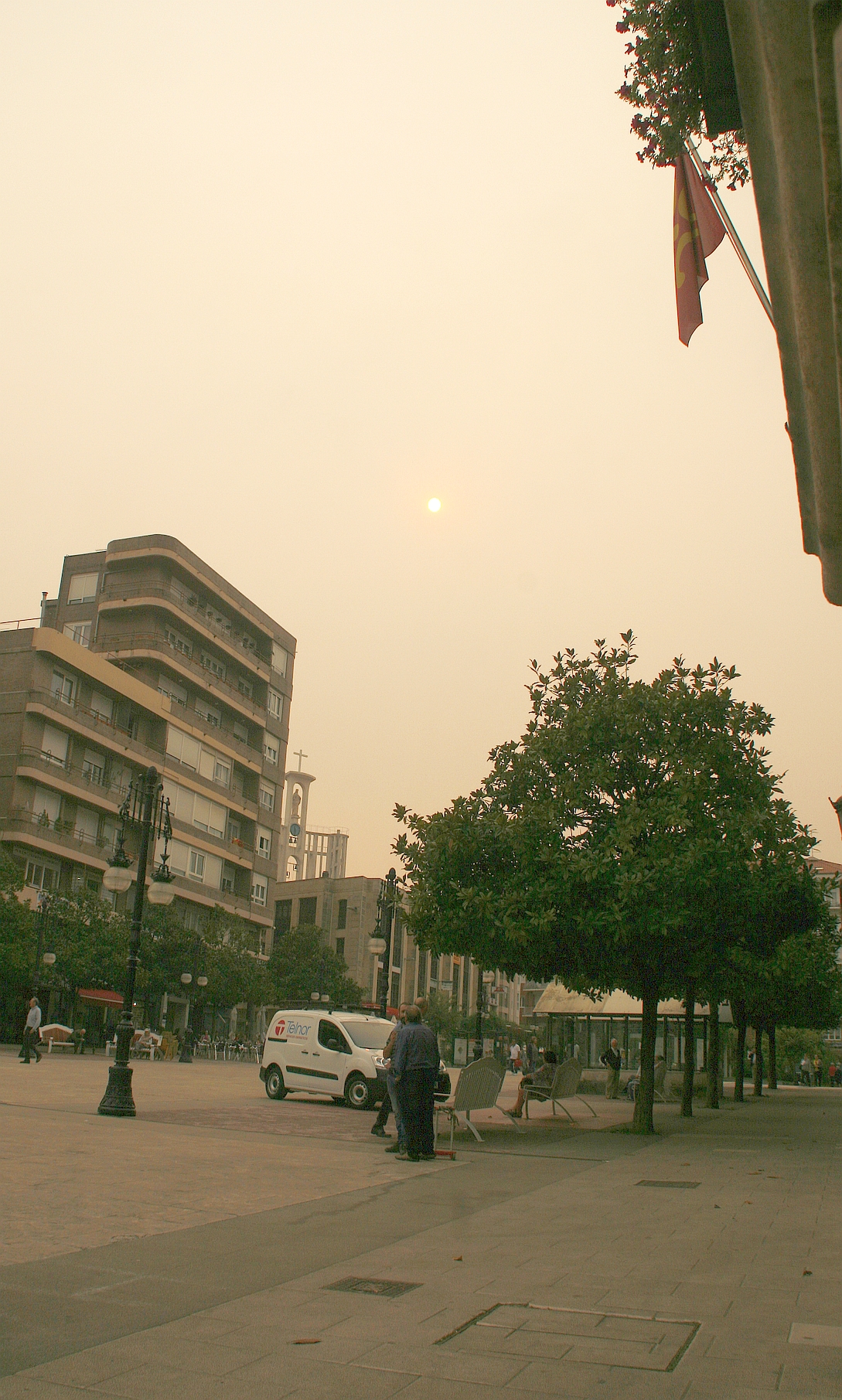 El humo de los incendios de Galicia y Asturias llega hasta Torrelavega