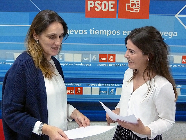 PSOE y Juventudes Socialistas facilitan material escolar a 138 niños y niñas de Torrelavega en el inicio del curso - Lidia Ruiz y Janira Martínez