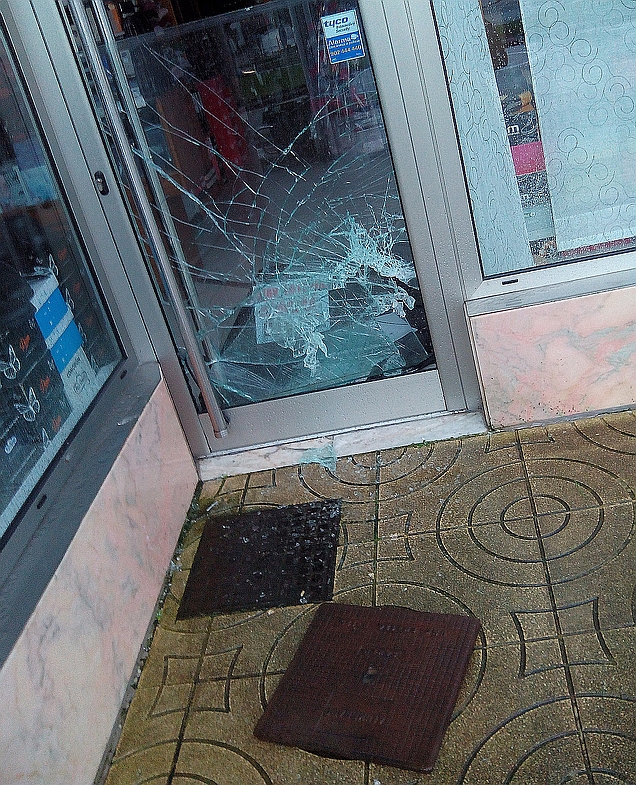  Reventada la puerta de un comercio de Puente San Miguel con una tapa de alcantarilla