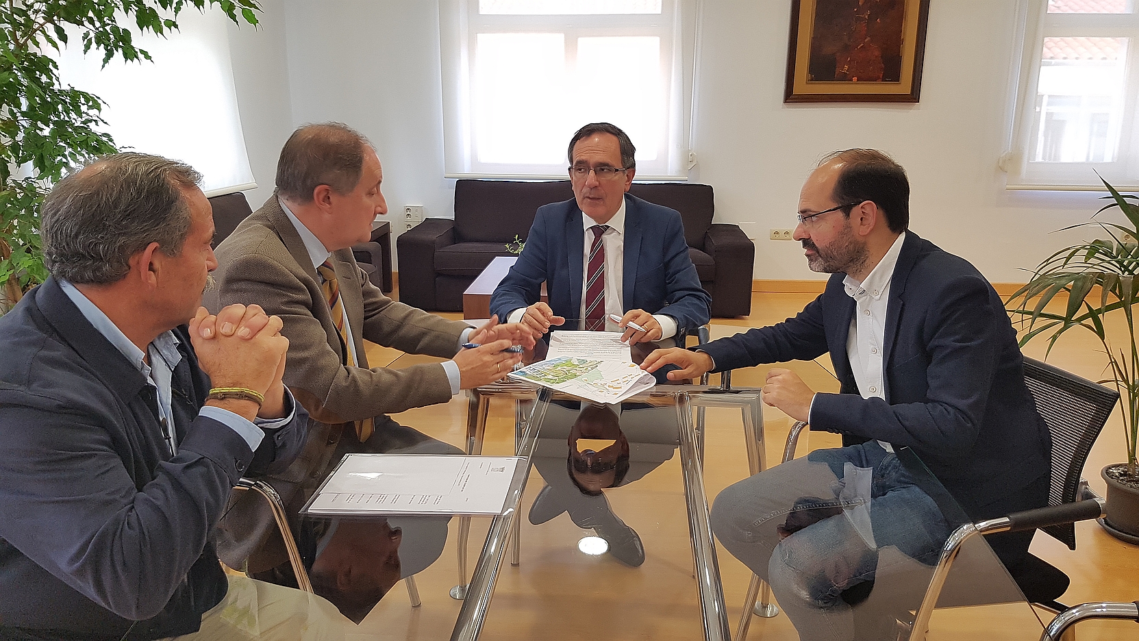 Torrelavega y AZSA firman un convenio para ampliar la futura área de descanso junto al barrio del Milagro en Torres