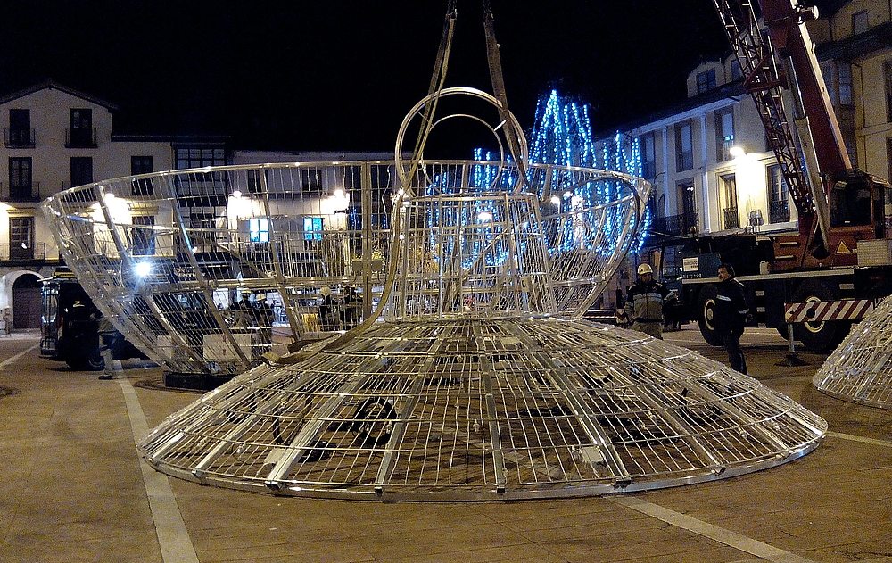 En la imagen, el montaje de la polémica bola gigante, ubicada en la Plaza Baldomero Iglesias - ACPT acusa al equipo de gobierno de "tapar" los problemas de Torrelavega con una bola gigante