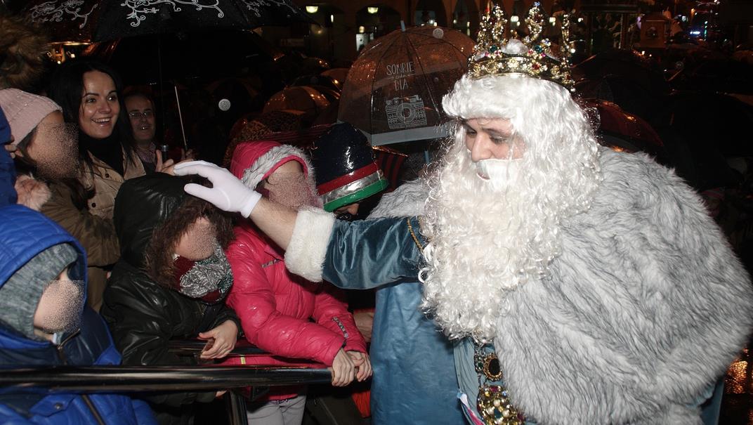 Miles de personas reciben en Torrelavega a los Reyes Magos