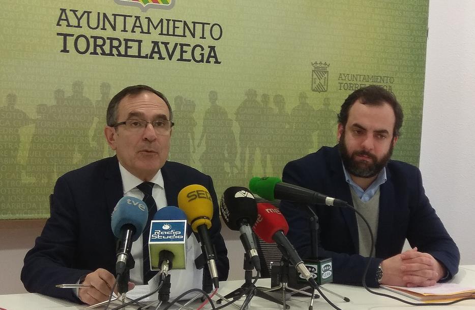 El Alcalde de Torrelavega José Manuel Cruz Viadero y el concejal José Otto Oyarbide - Torrelavega quiere recuperar la gestión pública de residuos urbanos
