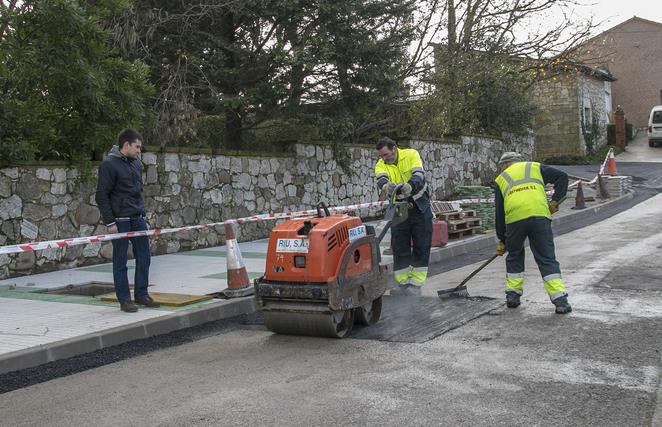 Mejora la seguridad vial en Mar ampliando un tramo de acera en la carretera hasta el apeadero de Feve