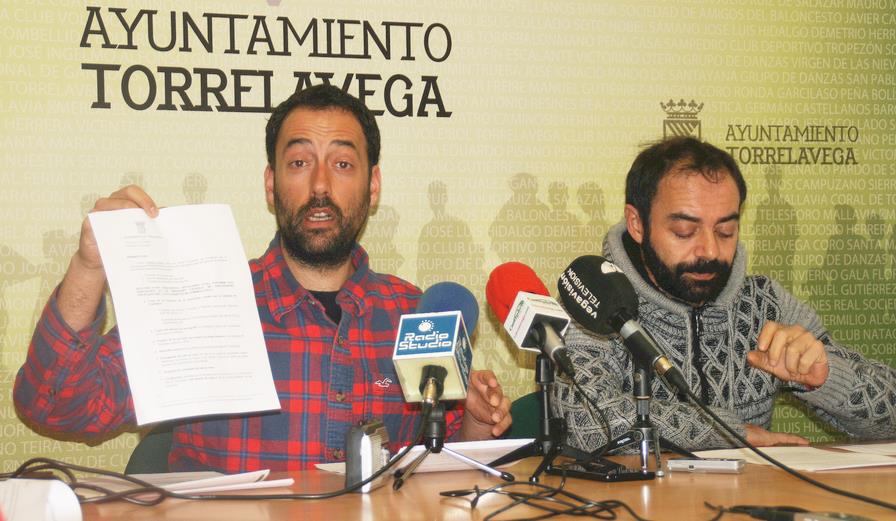 Alejandro Pérez (izquierda) e Iván Martínez (derecha) muestran a la prensa la subvención del Ayuntamiento de Torrelavega recibida por APEMECAC en 2015 - "Miguel Rincón mintió descaradamente" en sede municipal, afirma ACPT