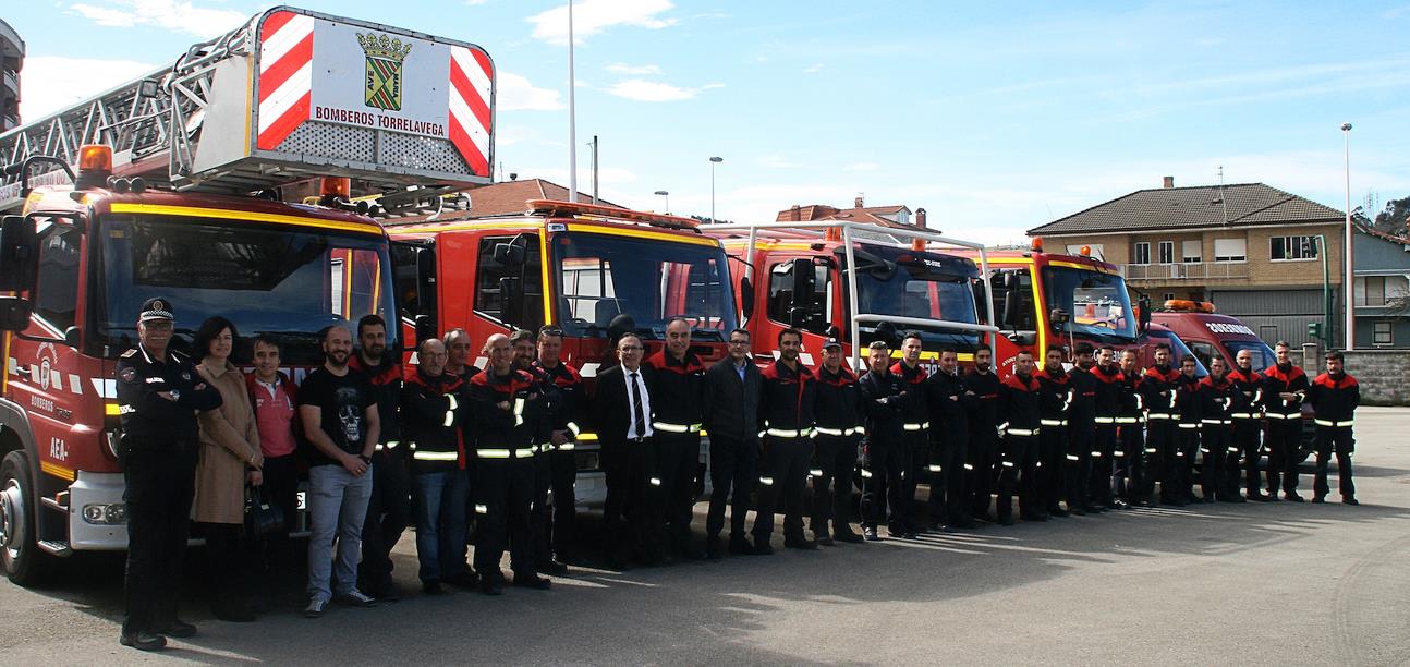 Cruz Viadero y Pérez Noriega visitan a los Bomberos de Torrelavega durante la celebración de su patrón, San Juan de Dios