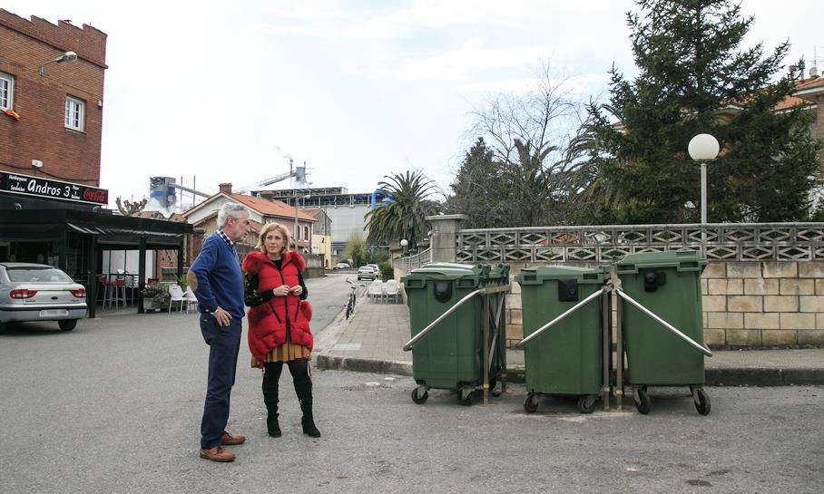 La alcaldesa de Polanco, Rosa Díaz Fernández, junto al concejal de Obras, Avelino Rodríguez Muriedas, visitando unos los puntos de recogida donde se ha actuado, en Rinconeda