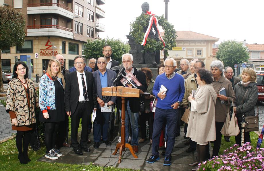  Homenaje a Manuel Bartolomé y Serafín Fernández durante la tradicional lectura ante la estatua de Cervantes