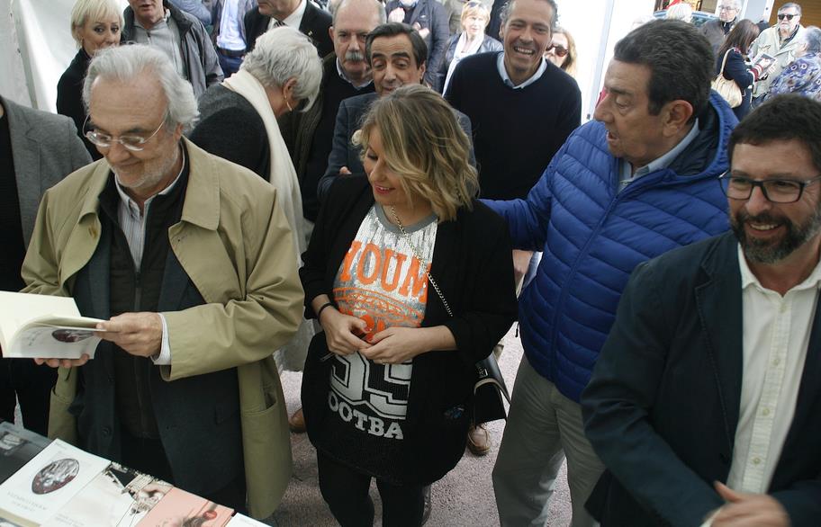 Manuel Gutiérrez Aragón participó en la apertura de la Feria del Libro de Torrelavega