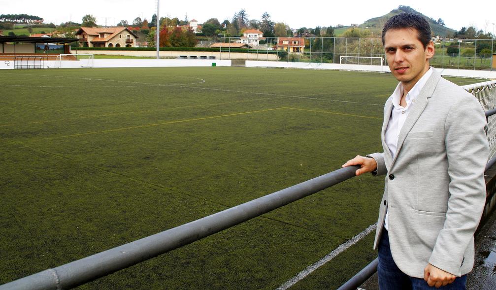 Mario Iglesias (PSOE) en el campo Pepín Cadelo