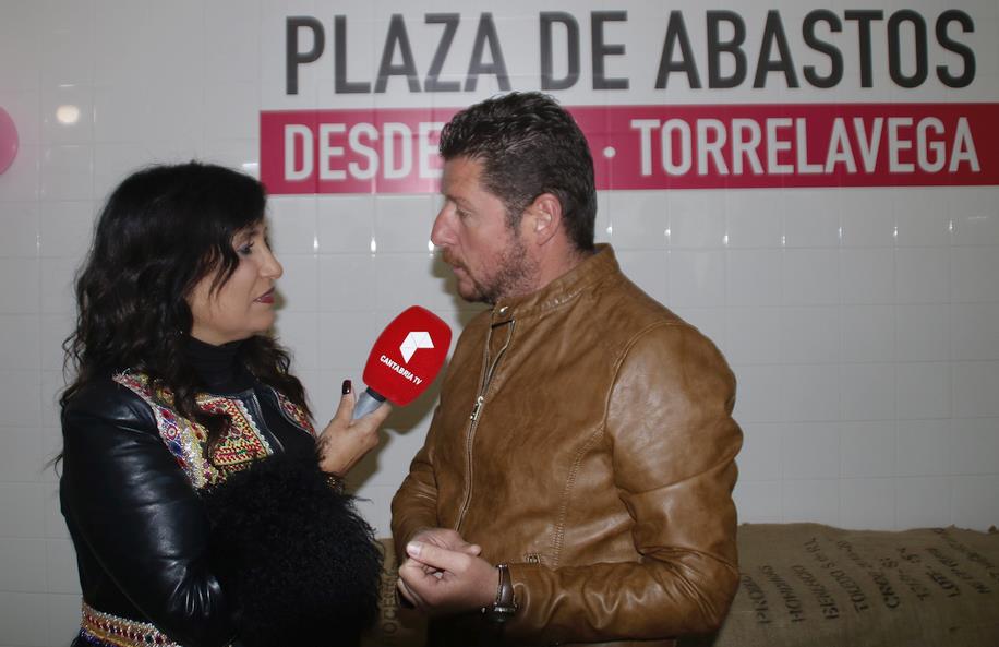 Asunción Gutiérrez entrevista al concejal Jesús Sánchez para Cantabria TV (antes Vegavisión) - El Faro de la Vega llena la Plaza de Abastos con música, alimentación y buen ambiente