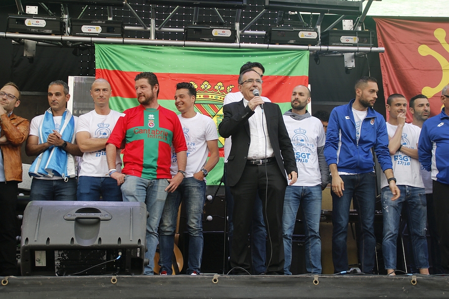 Miles de personas reciben a los jugadores de la Gimnástica por su ascenso a Segunda B