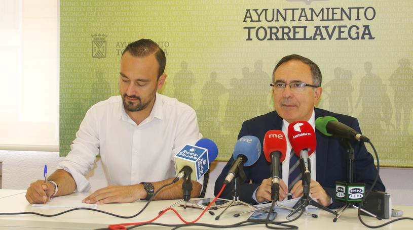 Javier López Estrada y José Manuel Cruz Viadero (C) ESTORRELAVEGA- El Ayuntamiento recurrirá el desahucio de las instalaciones del Complejo Oscar Freire y la Casita del Padre Coll