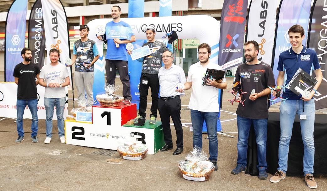 El Alcalde y el concejal de Deportes entregan los premios de la ‘Drone Race Torrelavega 2018’