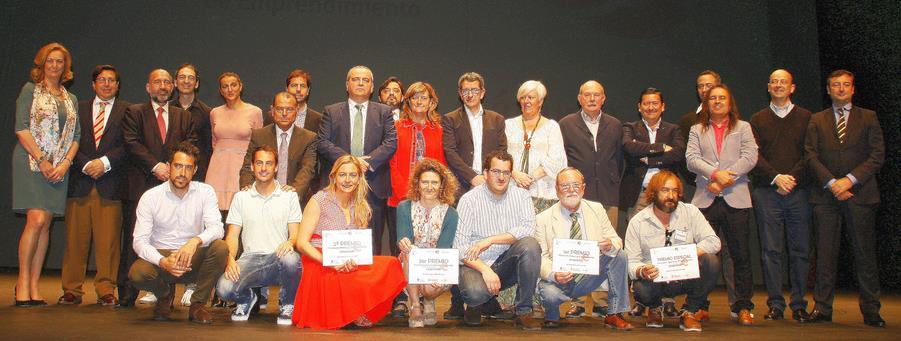 Foto de familia de ganadores y jurado del I Certamen de Emprendimiento celebrado en abril en el TMCE de Torrelavega - Los ganadores del I Certamen de Emprendimiento todavía no han recibido el dinero de sus premios