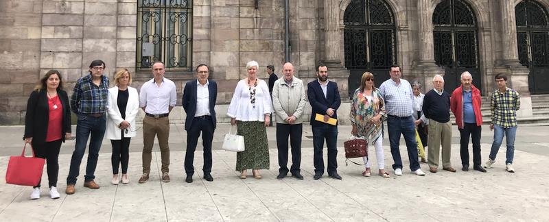 Alcalde, concejales y ciudadanos guardan un minuto de silencio por la nueva víctima de violencia machista en Zaragoza