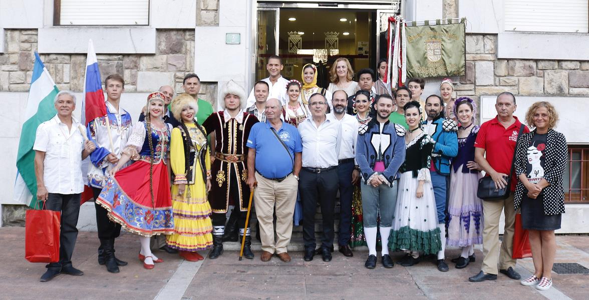 Cruz Viadero recibió a las agrupaciones participantes en la Muestra Internacional de Folclore