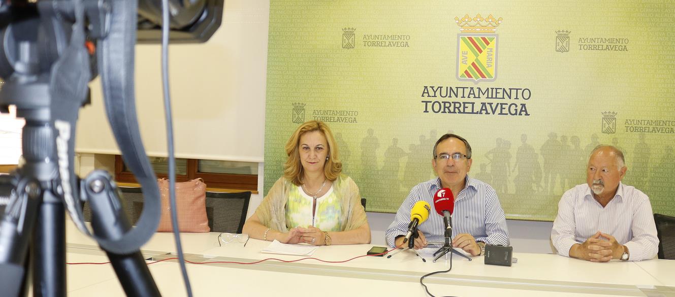 Carmen Olarreaga, José Manuel Cruz Viadero y Rafa Querol - La Agrupación de Danzas Virgen de las Nieves participará en el Día de la Hispanidad en Nueva York