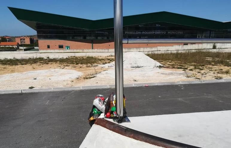 OlaCantabria denuncia la falta de papeleras en la pista de 'skatepark' de Polanco