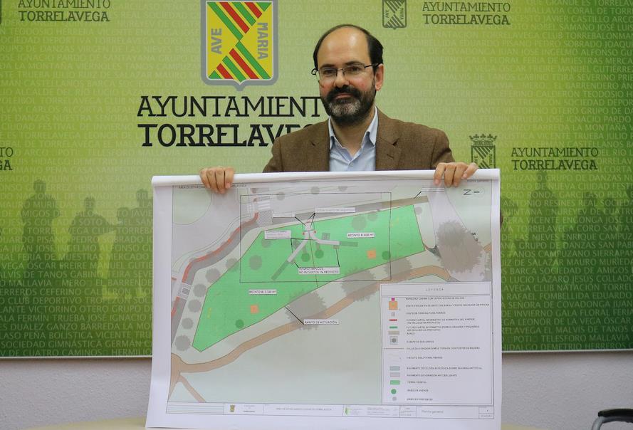 José Luis Urraca presenta el proyecto de primer parque canino de Torrelavega