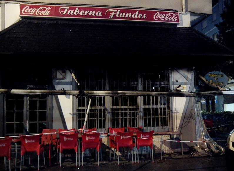 Un gran incendio calcina "La taberna de Flandes"