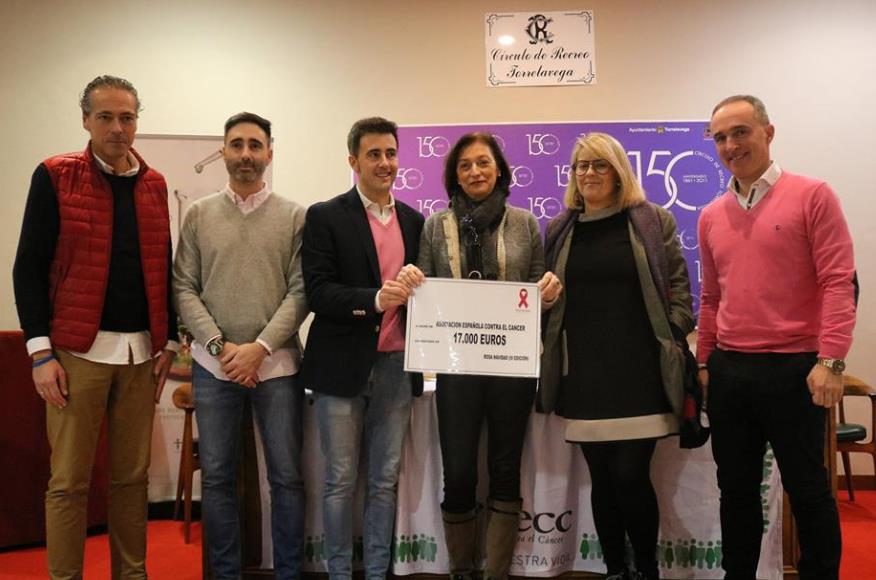 Rosa Navidad entrega 17.000 euros a la Asociación Española contra el Cáncer