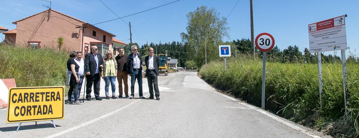 El consejero de Medio Rural, Jesús Oria, y la alcaldesa, Rosa Díaz Fernández, junto a concejales visitando una de las obras que está en ejecución