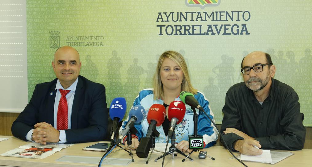 Cristina García Viñas; Juan Losada, presidente del Club Rotario de Torrelavega; y Luis Alberto Salcines